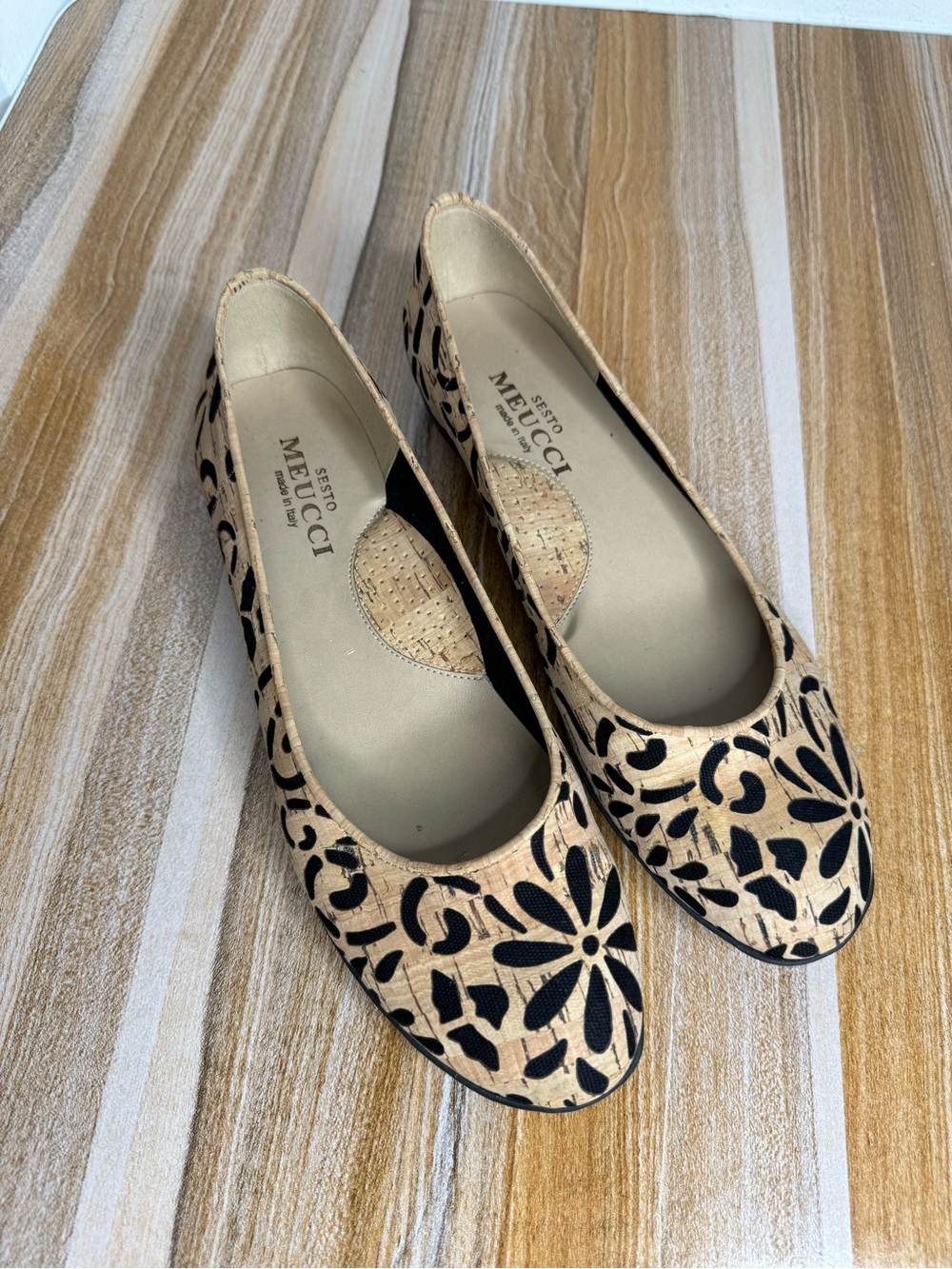 Sesto Meucci Flats Women’s Size 9M Beryl Tan Cork & Black Floral Print